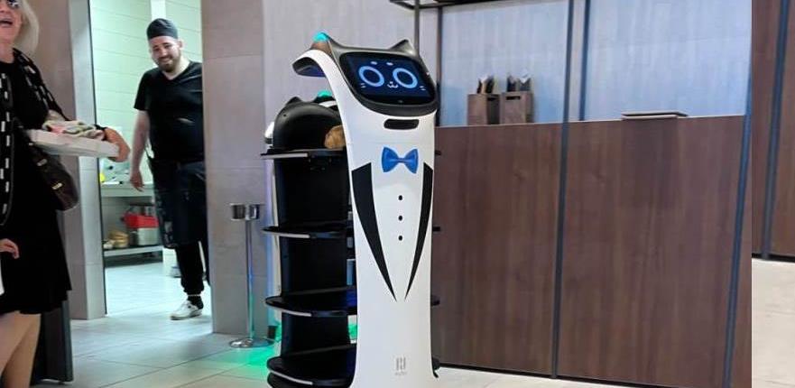 robot konobar