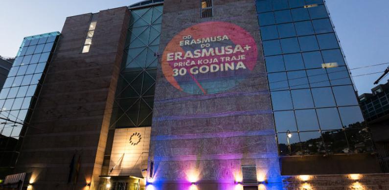 Zgrada Delegacije EU osvijetljenja logotipom Erasmusa+