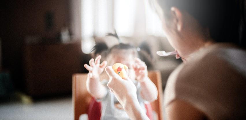 Sa bh. tržišta se povlače stolica za hranjenje i nosiljka za bebe
