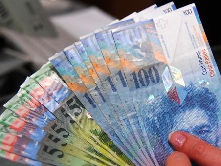 Svakom Švicarcu 2,5 hiljada franaka mjesečno?