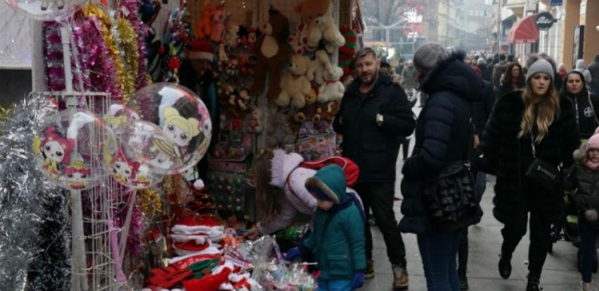 Sarajlije i brojni turisti u šetnji ulicama glavnog grada