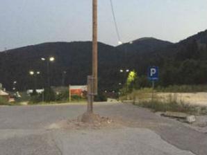 Zanimljivosti: Postavili rasvjetu nasred ceste 