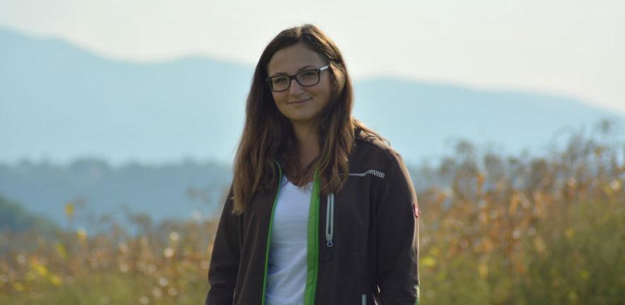 Ena Zolić: Studira u Njemačkoj, a u BiH sadi 250 sadnica lješnjaka