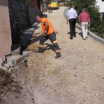 Firma Rial-šped završava asfaltiranje ulice u Tešnju 