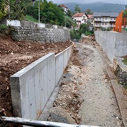 Izgrađeni novi potporni zidovi u koritu rijeke Mošćanice