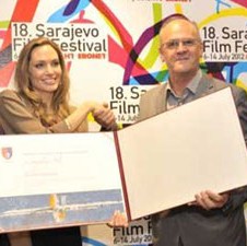 Tokom boravka na SFF-u: Angelini Jolie uručeno priznanje "Počasna građanka Sarajeva"