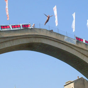 Tradicionalni skokovi sa Starog mosta u Mostaru u nedjelju