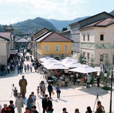 U Andrićgradu otvoren bioskop, Gradska kuća i knjižara - Prikazan deo filma "Ljubav i rat" Emira Kusturice