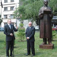 Otkriven spomenik Petru Kočiću u Čuburskom parku