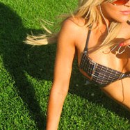 Izumljen solarni bikini koji može napuniti mobitel