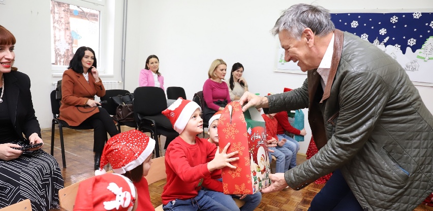 Nakon zajedničkog druženja gradonačelnik je mališanima uručio novogodišnje paketiće.